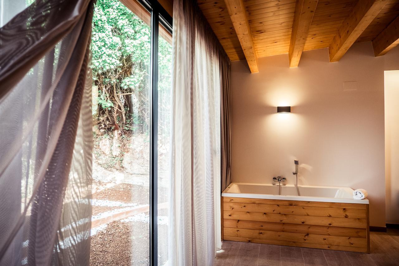 Habitación con cama grande y vistas al jardín