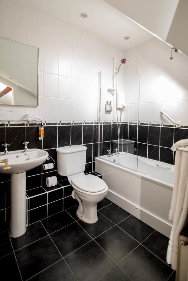 Deluxe Double Room (2 Adults + 1 Child)