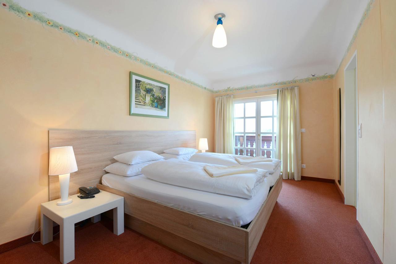 Großes Doppelzimmer mit Balkon und Seeblick