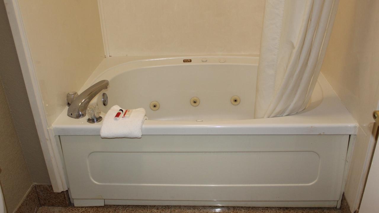 Deluxe King Room with Spa Bath- Non-Smoking
