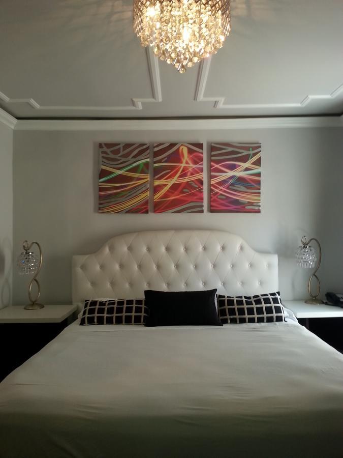 Habitación con cama extragrande.