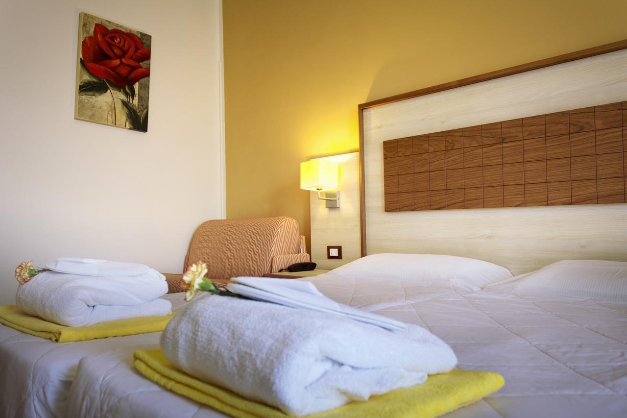Zimmer mit Kingsize-Bett und Seeblick