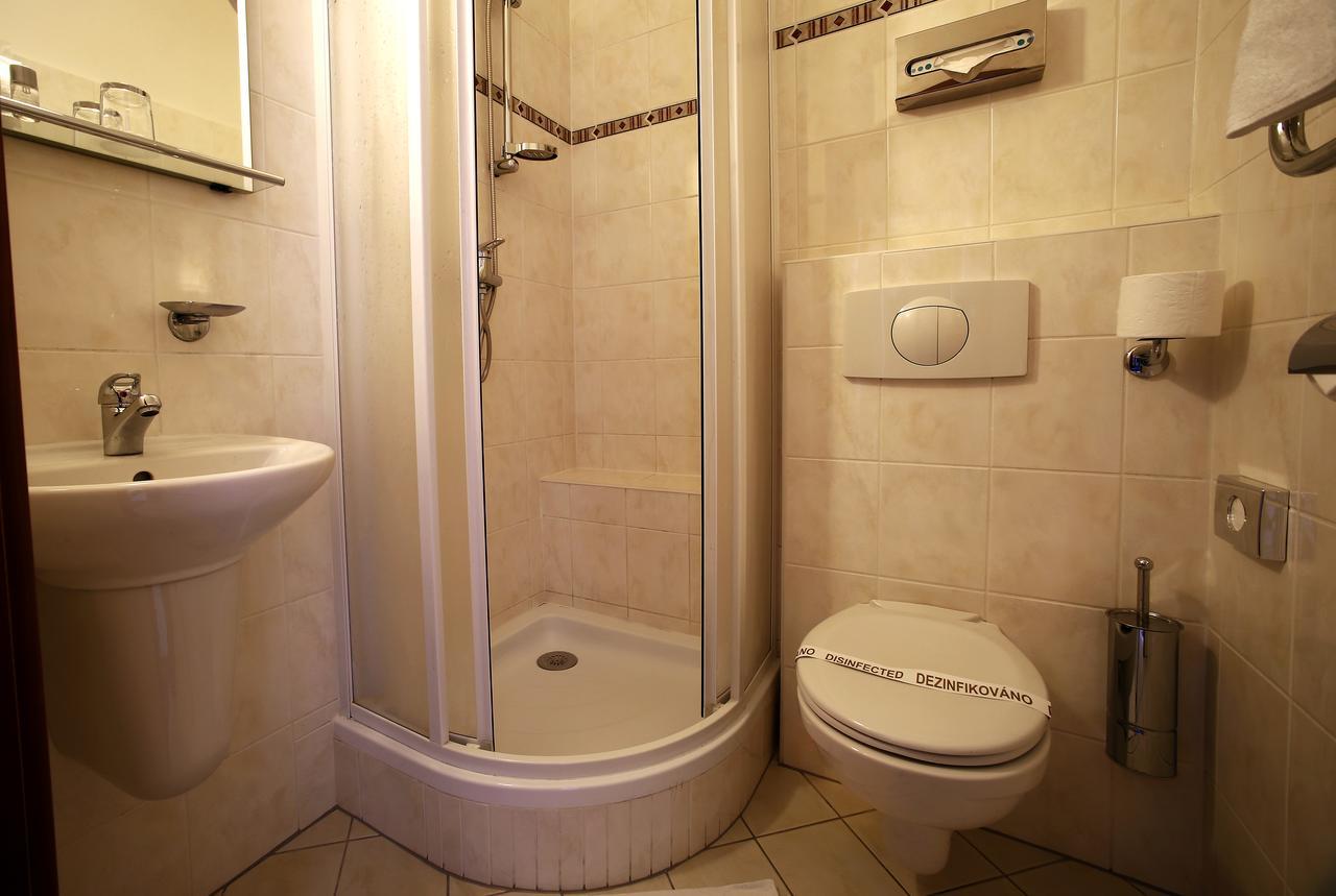 Single Room,645985752:JPEG