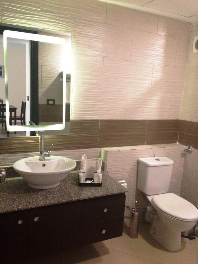 Suite Lit King-Size - Vue sur Piscine