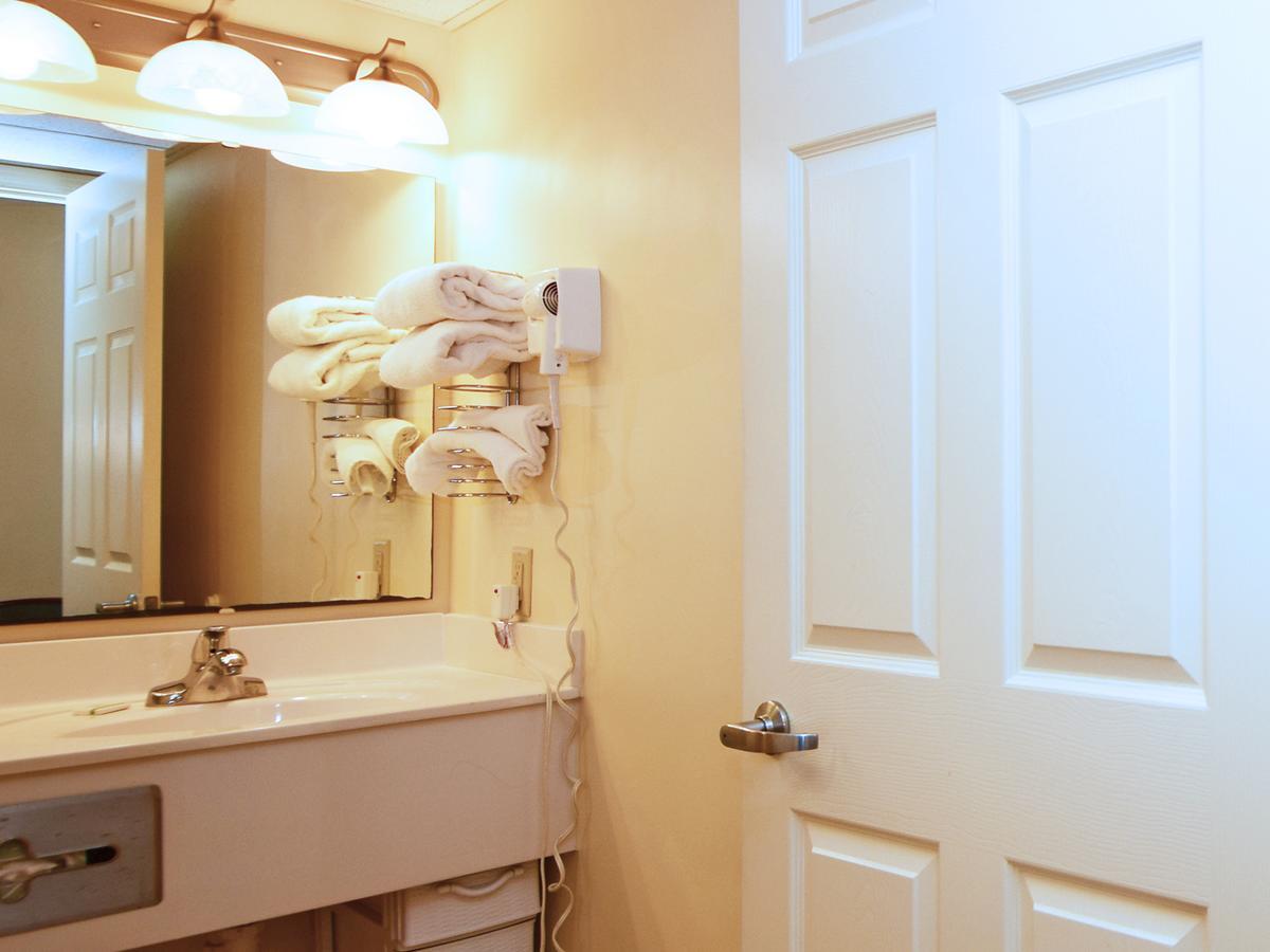 1 Bedroom 1 Bath Oceanfront Condo with 2 Queens, Sleeper Sofa and Wall Bed - T22