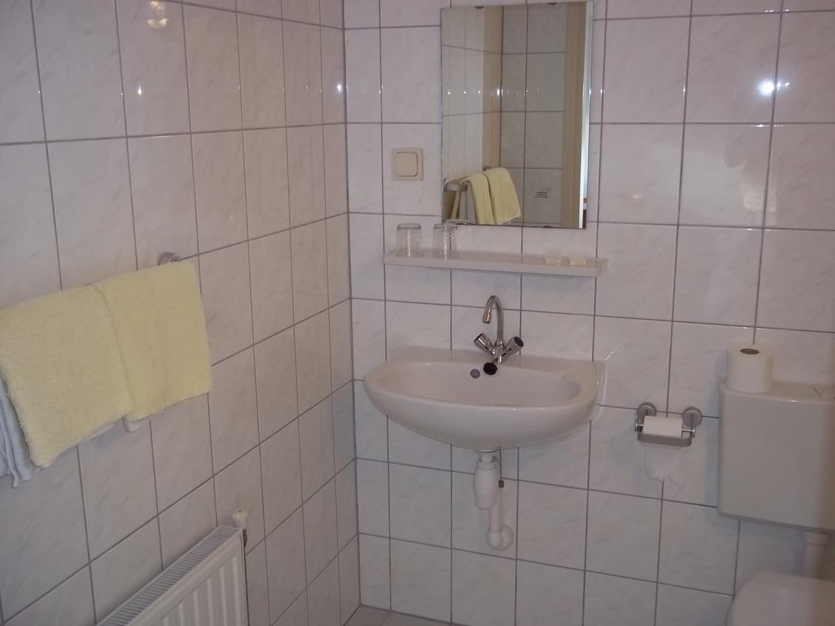 Tweepersoonskamer met 2 Aparte Bedden en Eigen Badkamer
