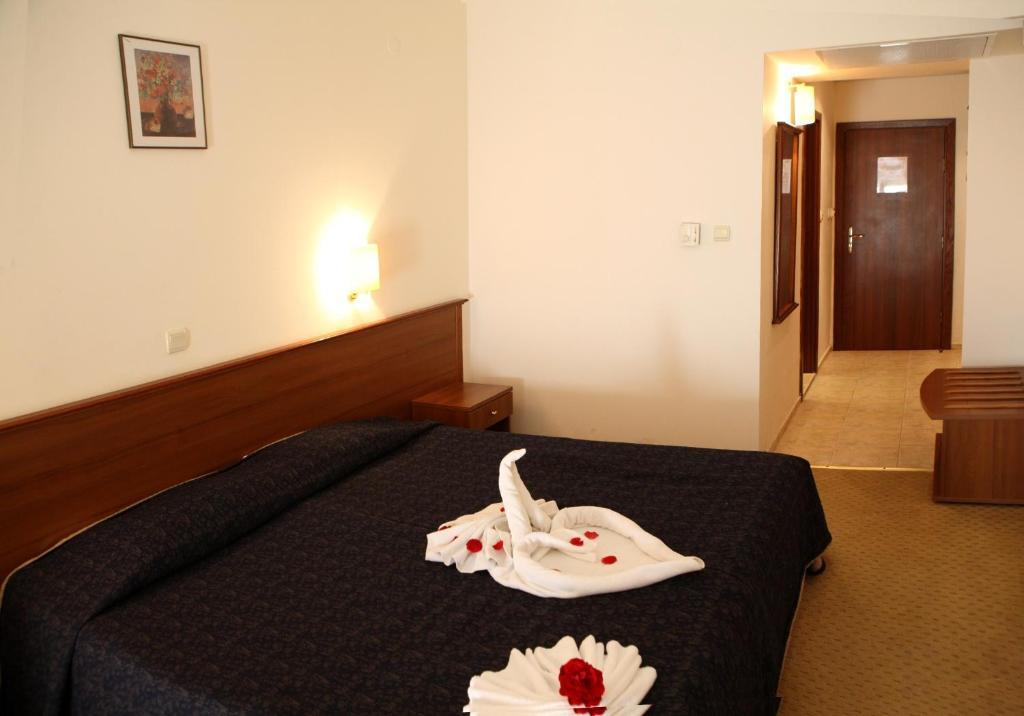 Szoba kétszemélyes ággyal vagy 2 külön ággyal és pótággyal (3 felnőtt részére) - all inclusive
