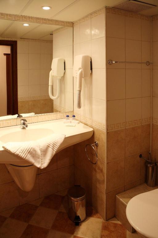 Erkélyes szoba kétszemélyes ággyal vagy 2 külön ággyal (2 felnőtt + 2 gyermek részére) - all inclusive
