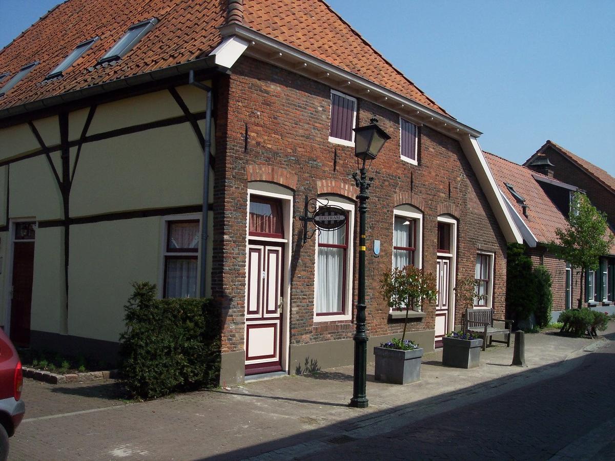 Tweepersoonskamer met 2 Aparte Bedden en Badkamer