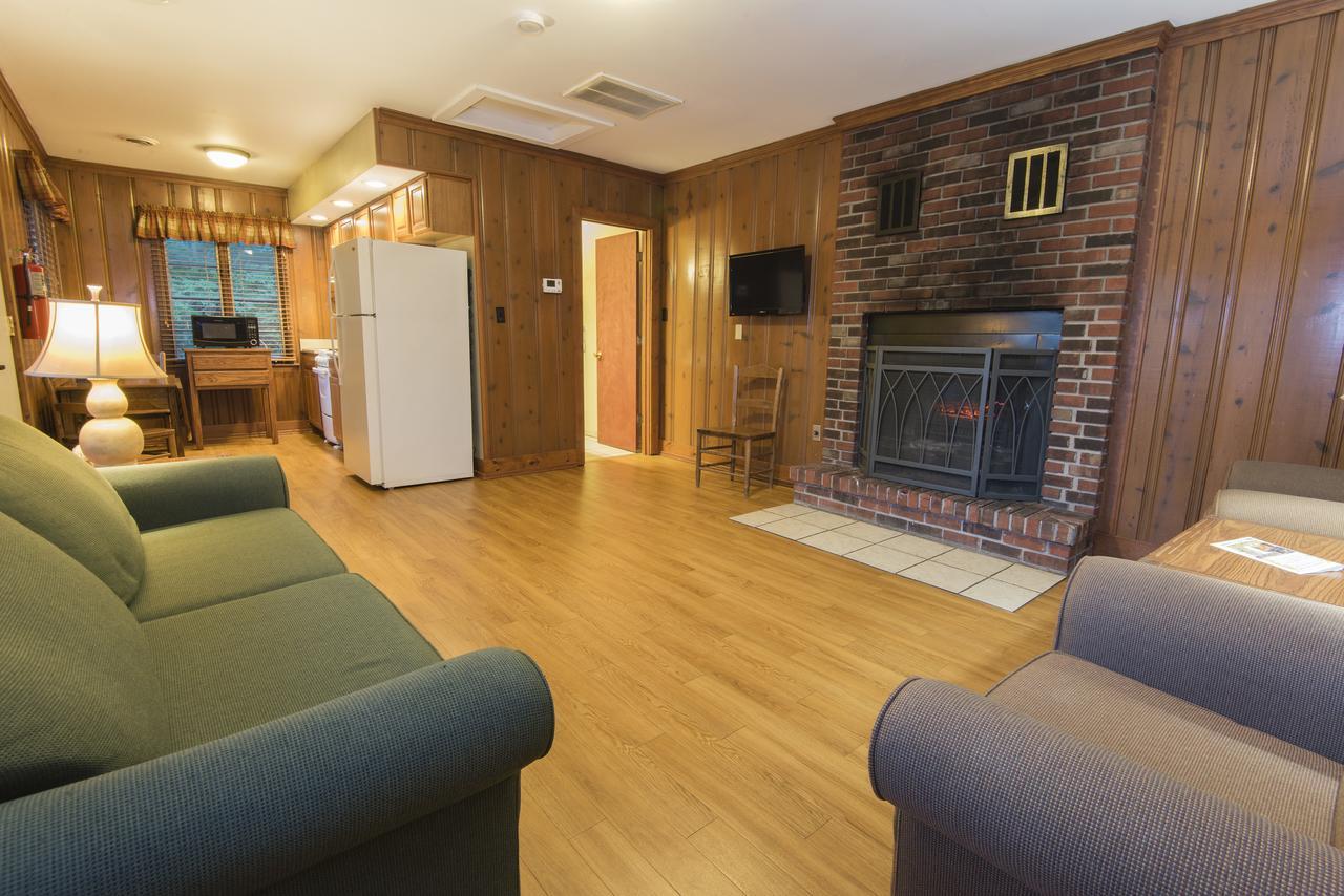One-Bedroom Cottage with Double Bed and Electric Fireplace