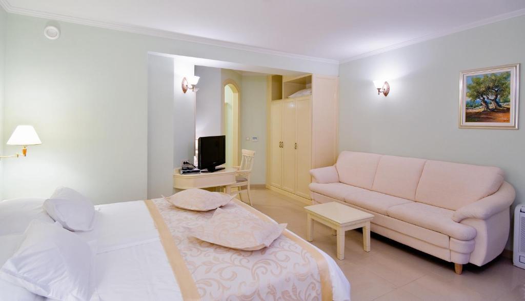 Studio with Balcony with Side Sea View