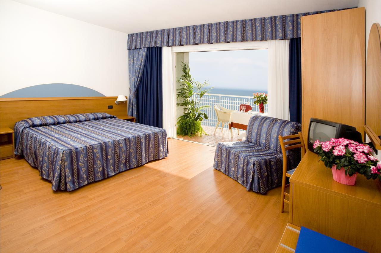 Komfortables Dreibettzimmer mit seitlichem Meerblick