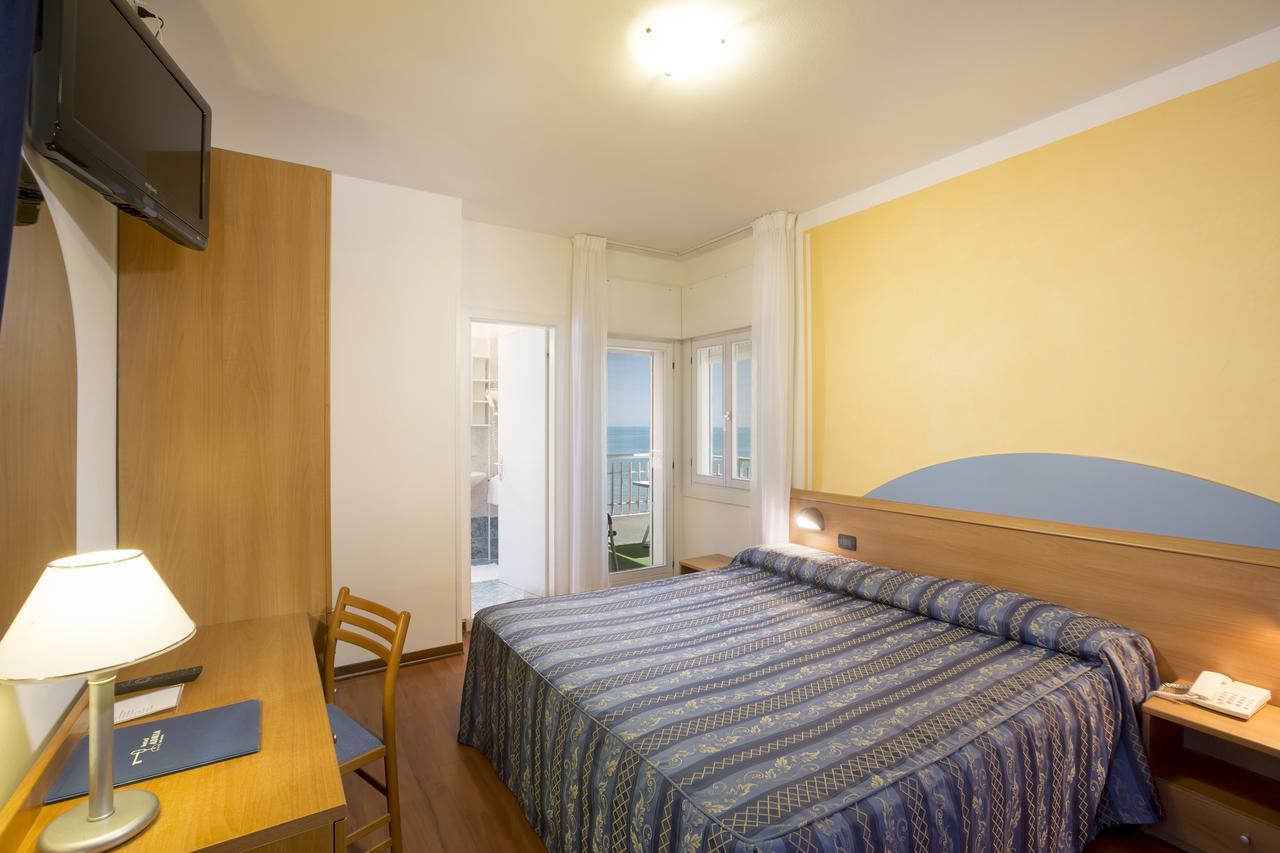 Dreibettzimmer mit Meerblick