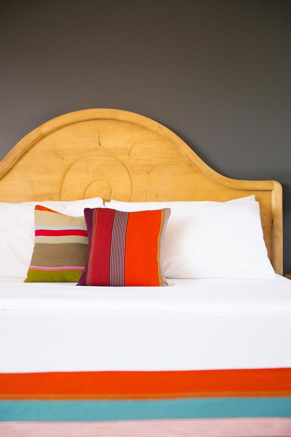 Suite con cama extragrande y vistas a la piscina - Solo hombres
