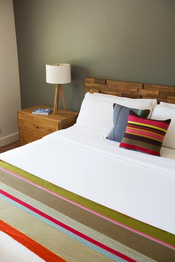 Habitación con cama extragrande y vistas a la piscina - Solo hombres