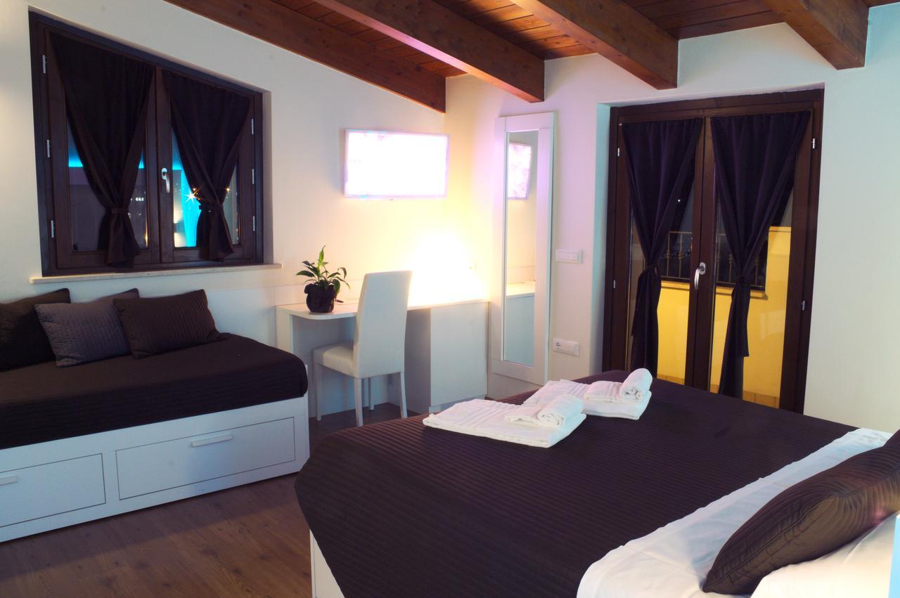 Doppel-/Zweibettzimmer mit Balkon