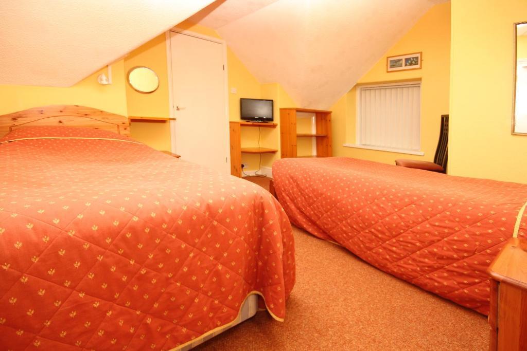 Twin Room with Private Bathroom