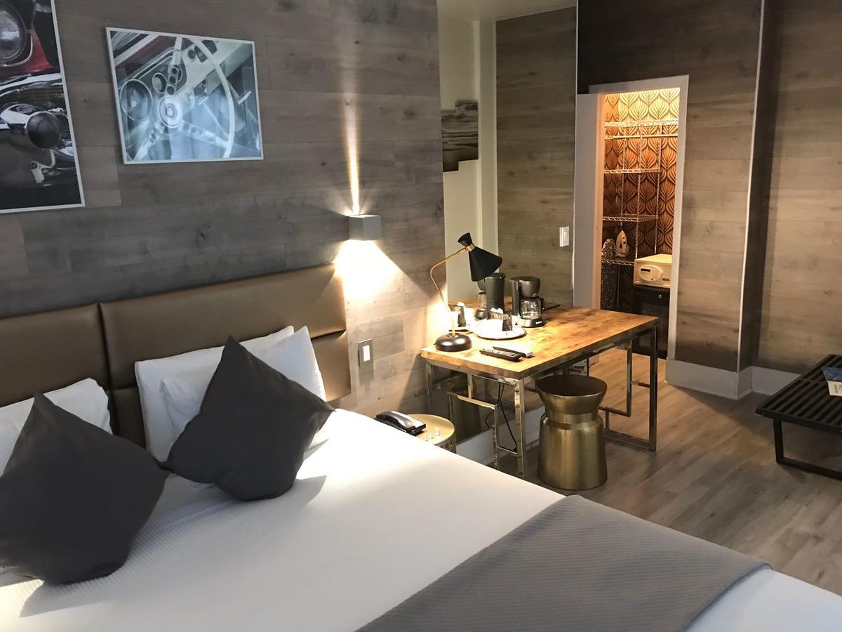 Habitación con cama extragrande.