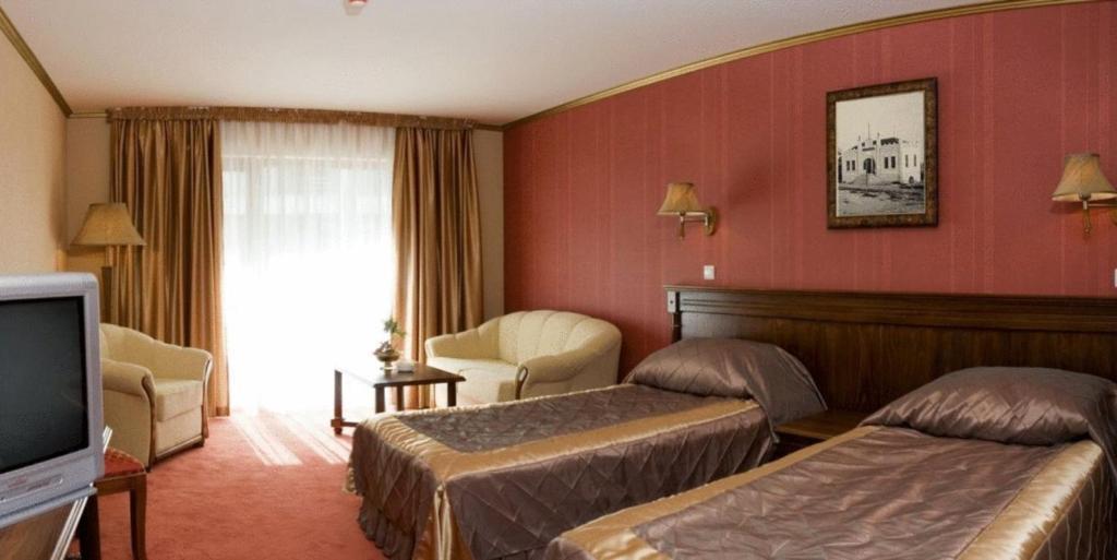Double or Twin Room with Partial Sea View