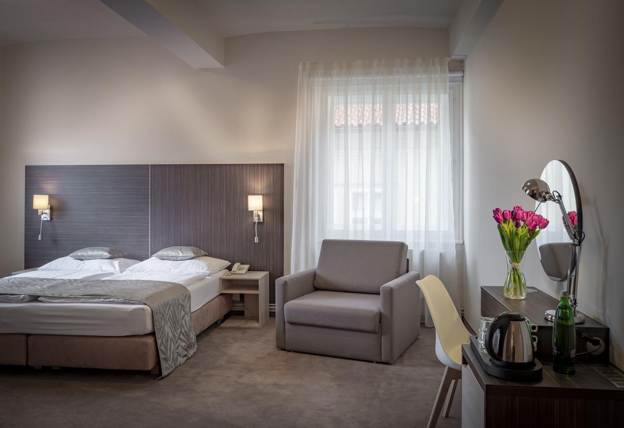 Chambre Double ou Lits Jumeaux avec Lit d'Appoint (3 Adultes)