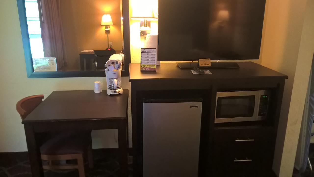 One-Bedroom King Suite with Pool View - Non-Smoking