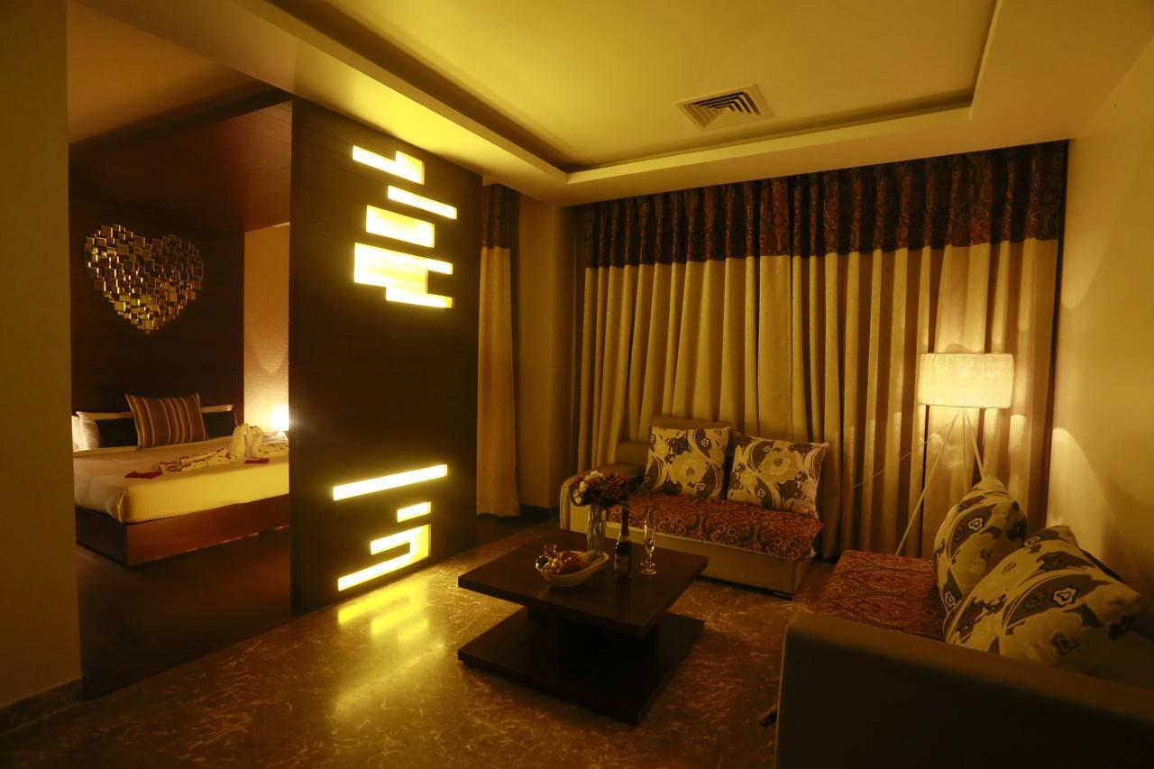 Suite with Taj View (Early check in at 12 noon, subject to availability & 10% discount on F&B)