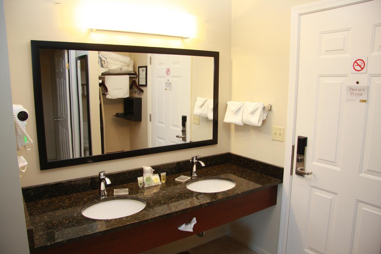Two-Bedroom Queen Suite