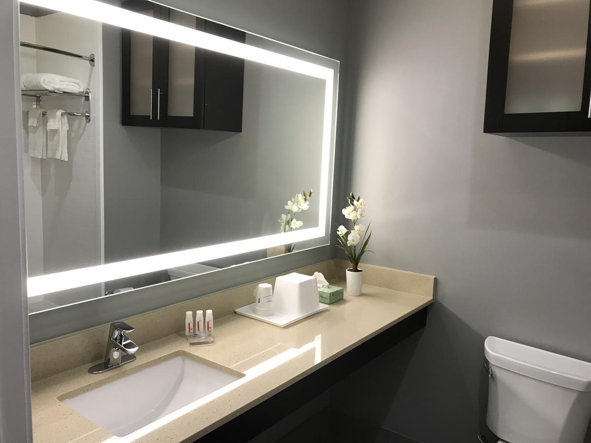 King Room with Bath Tub - Mobility/Hearing Accessible - Non-Smoking