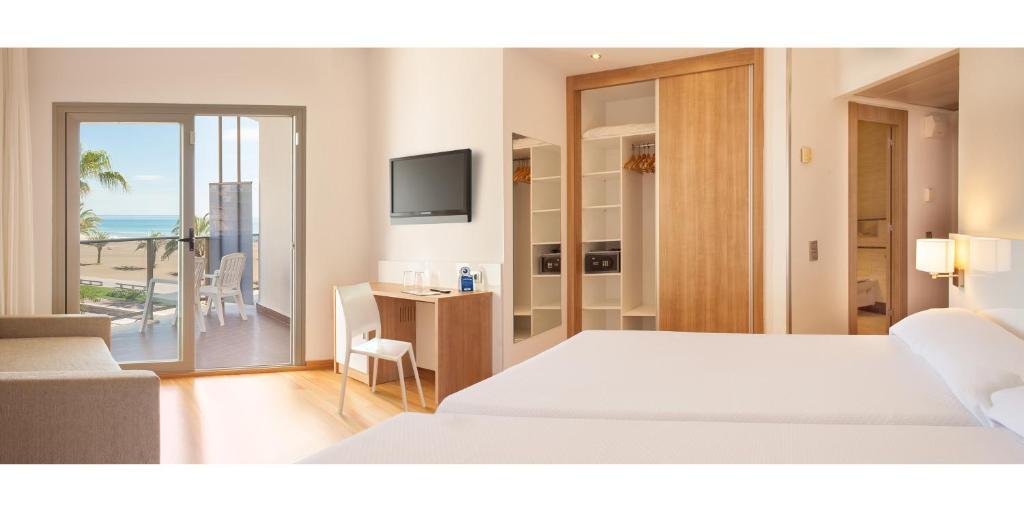 Zweibettzimmer mit seitlichem Meerblick und Terrasse (2 Erwachsene + 2 Kinder)