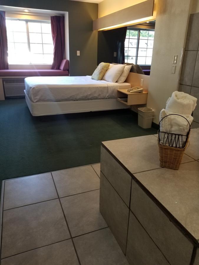 Suite with Hot Tub