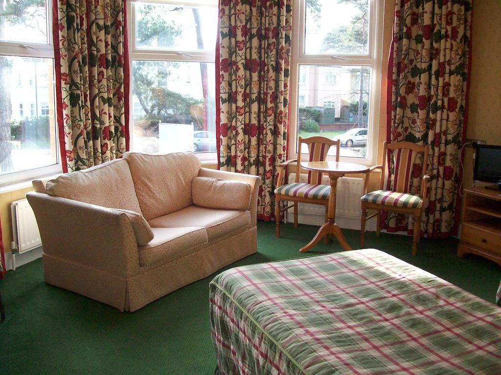 Quarto Família (2 Adultos + 1 Criança)