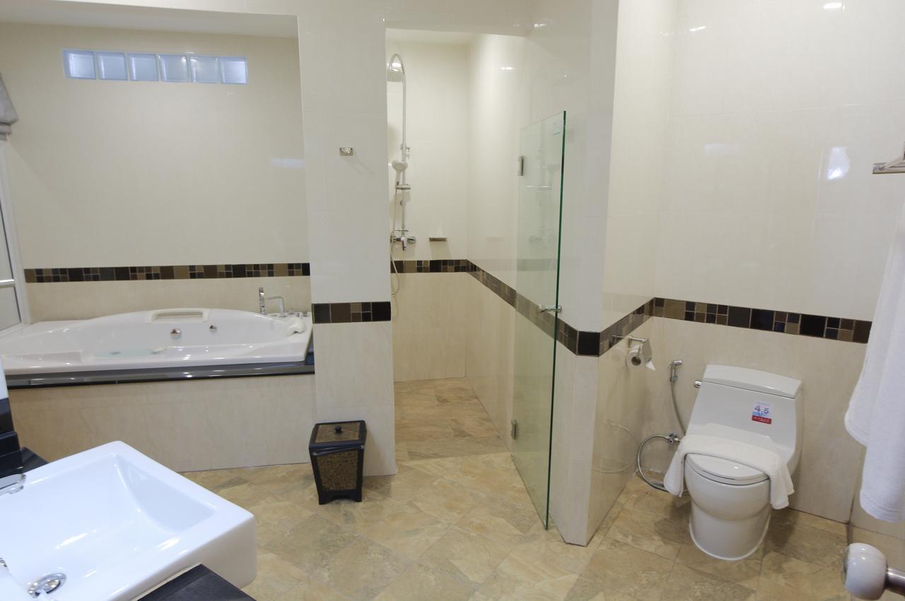 Deluxe Suite Spa Bath,656893599:JPEG