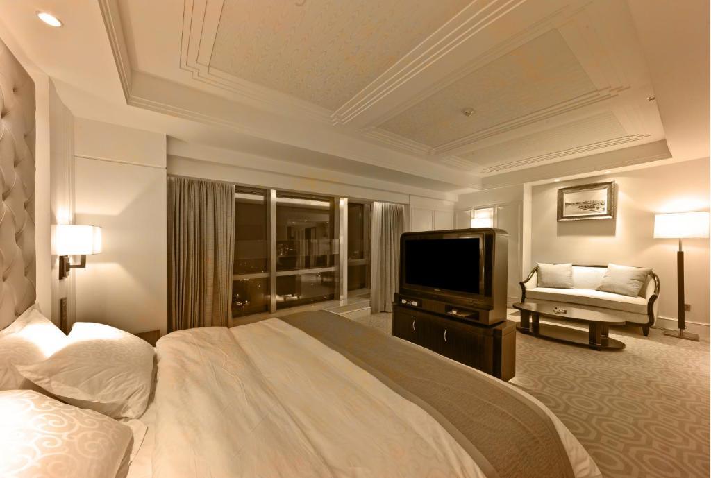 Deluxe King or Twin Room Include 2