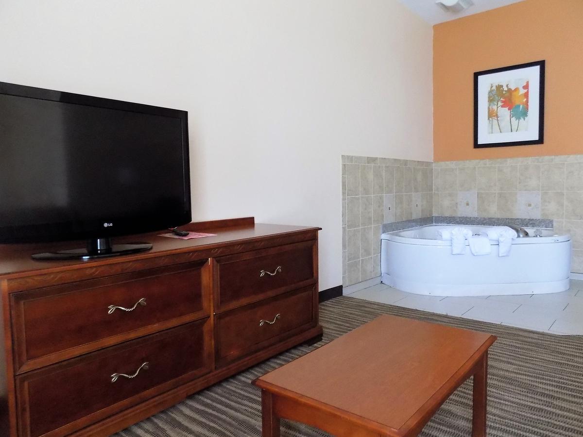 Deluxe King Suite with Hot Tub - Non-Smoking