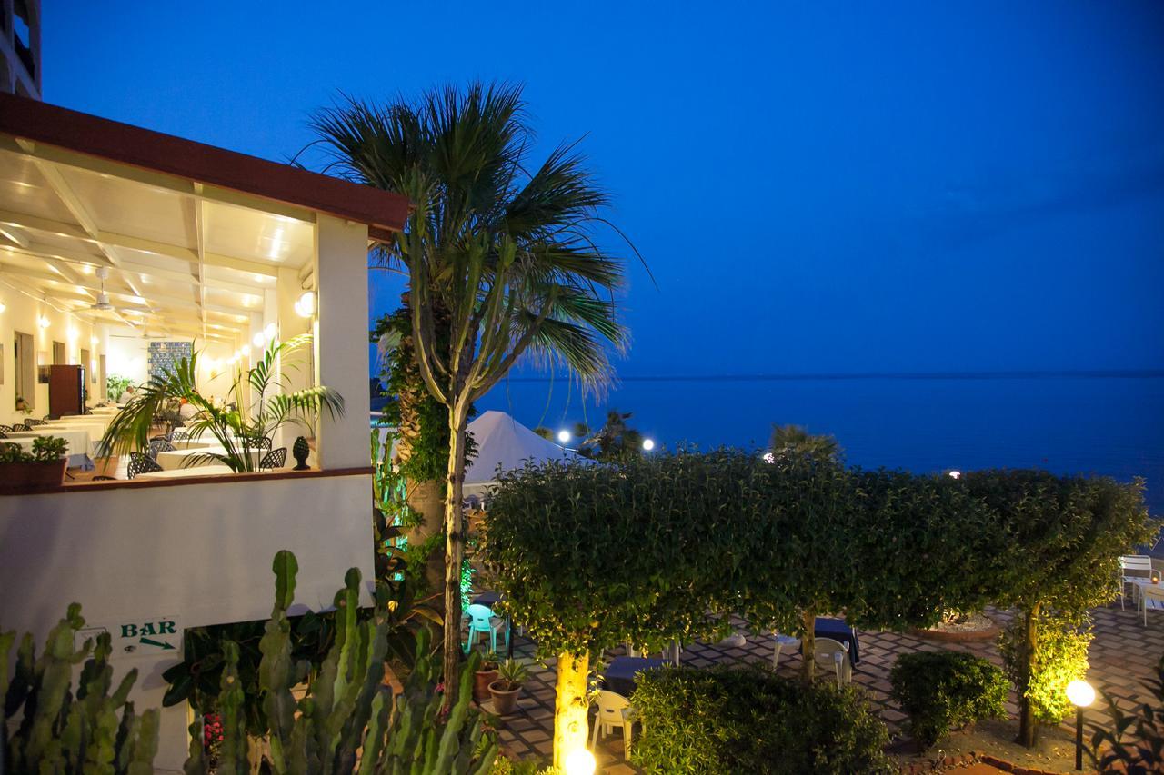 Double or Twin Room with Sea View