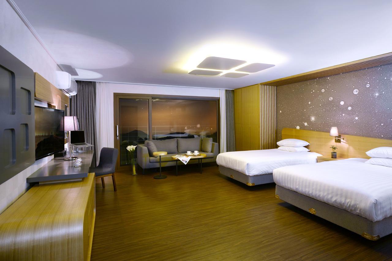 Deluxe Family Room