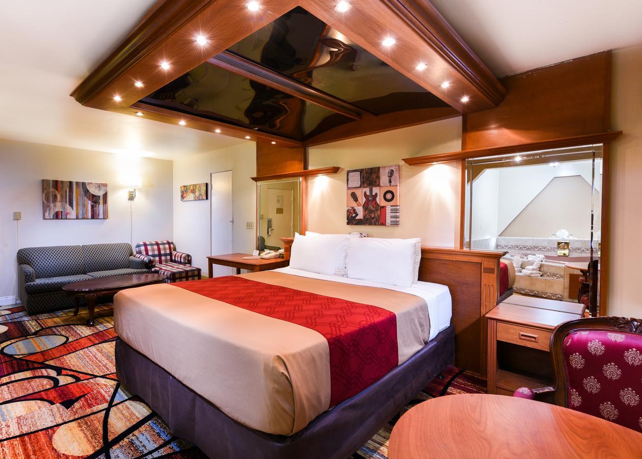 King Suite Spa Bath