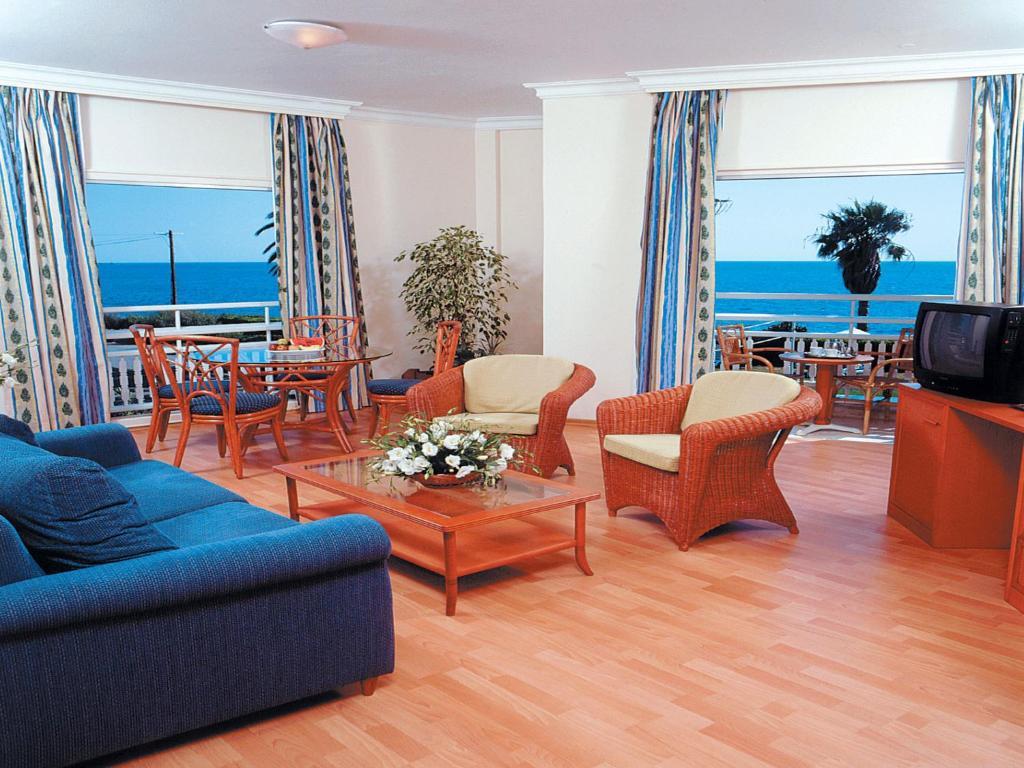 One-Bedroom Suite with Sea View