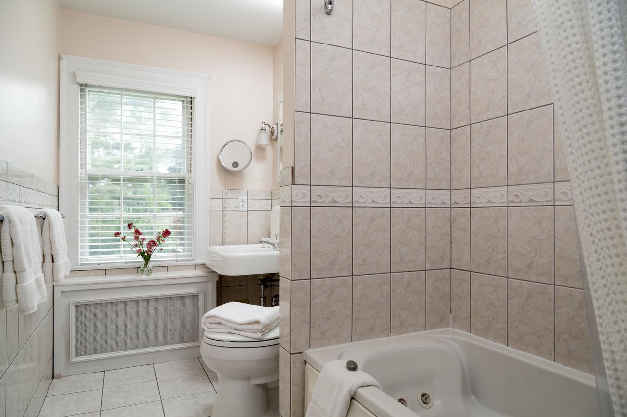 King Suite with Whirlpool - Westinghouse