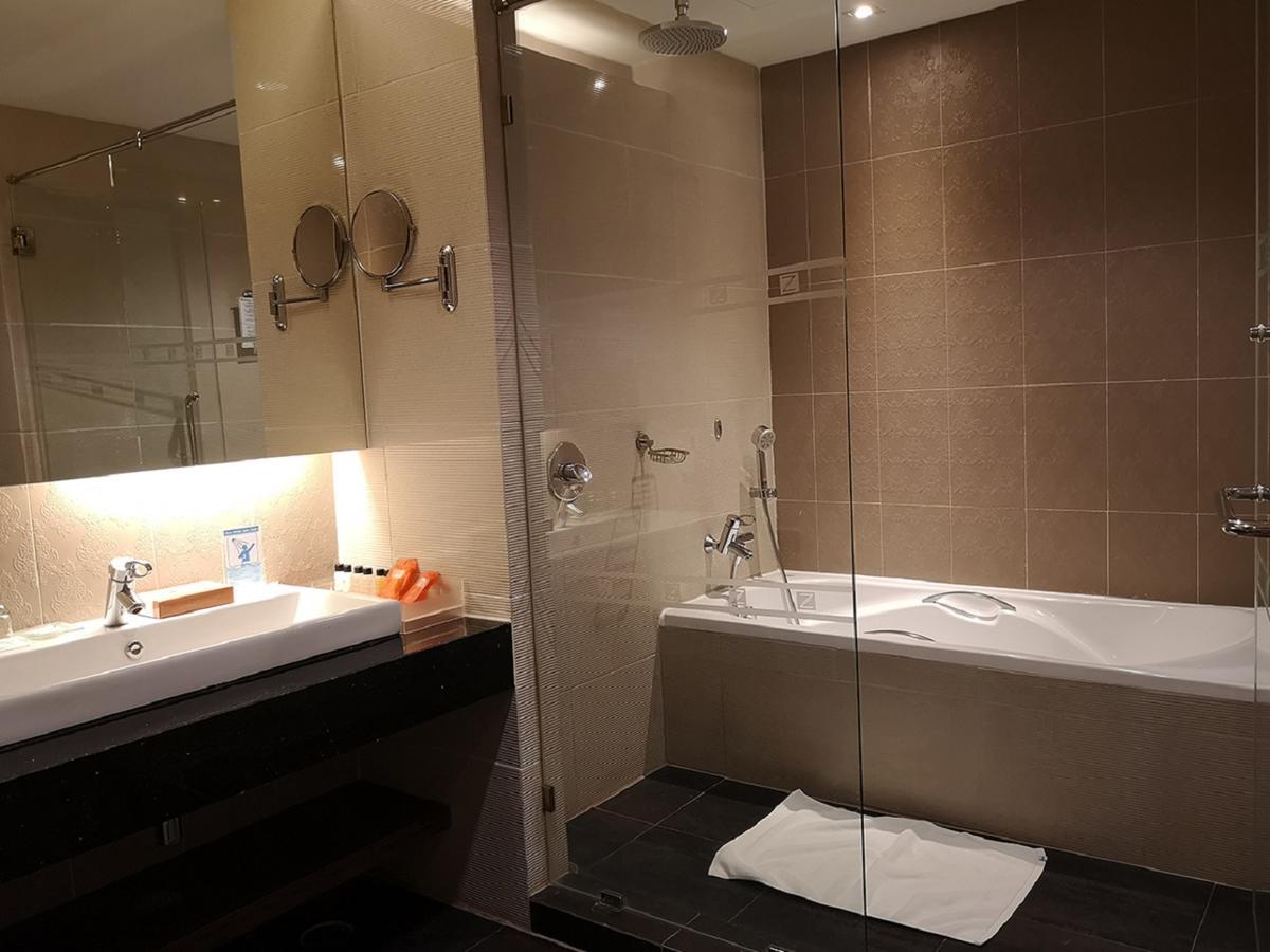 One Bedroom Suite with Sea View