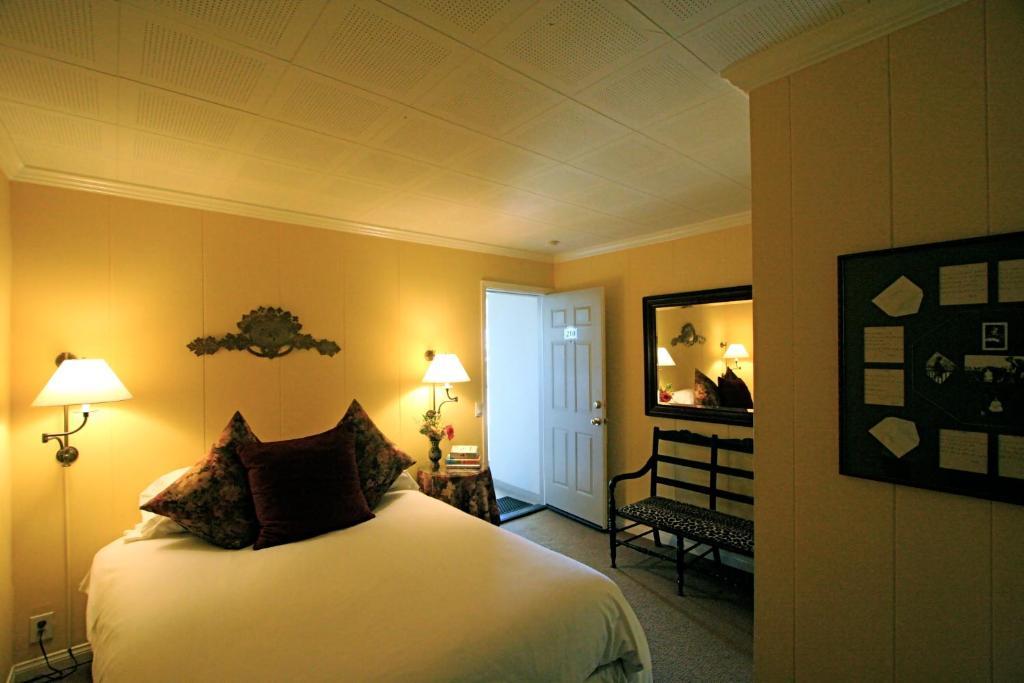 Habitación con cama grande