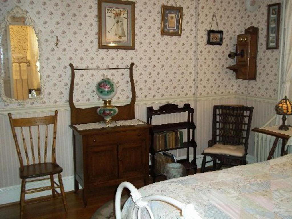 Standard Queen Room