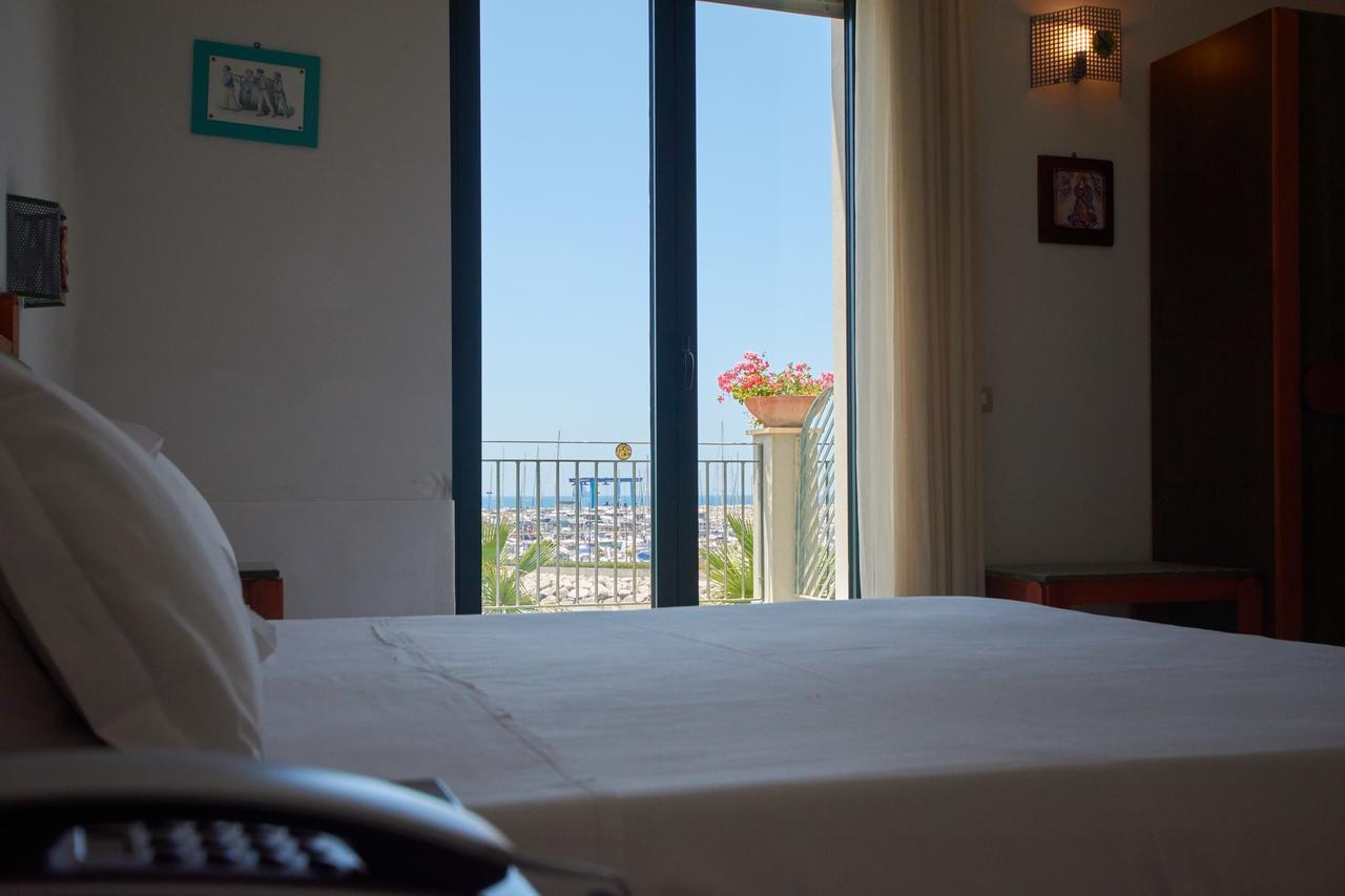 Deluxe Double Room with Lateral Sea View - Beach Access
