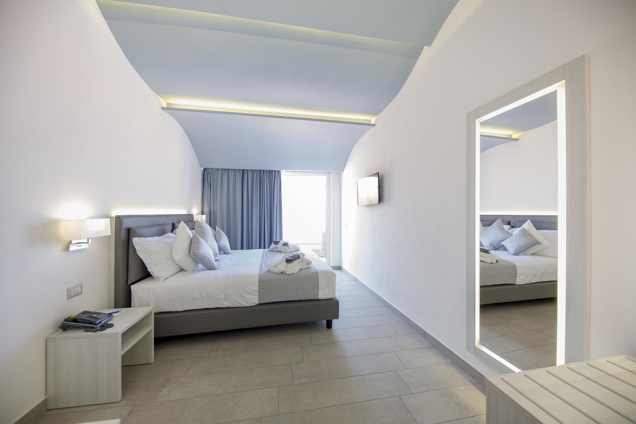 Deluxe Double Room with Balcony and Sea View