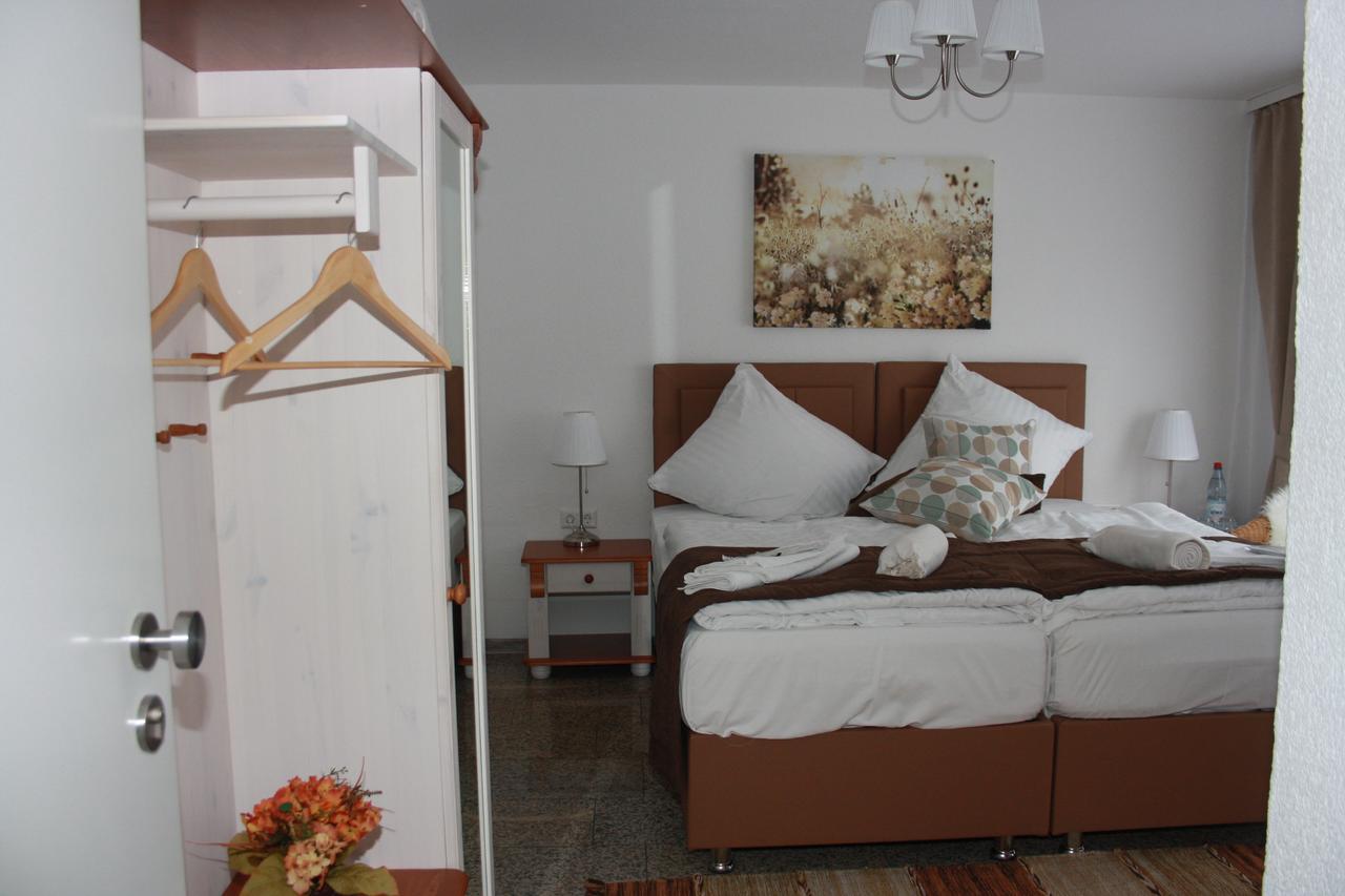 Doppel- oder Zweibettzimmer