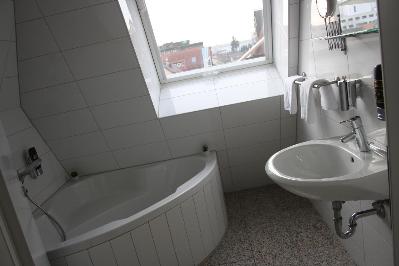Vierbettzimmer mit Badewanne