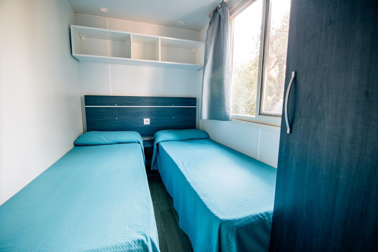 Small Mobile Home (4 Adults) with beach access