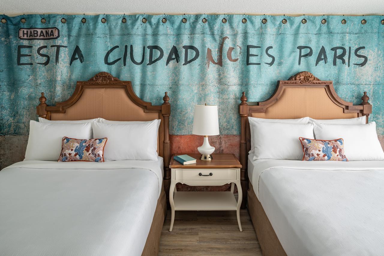 Premium Zimmer mit 2 Queensize-Betten und Balkon mit Blick auf den Golf
