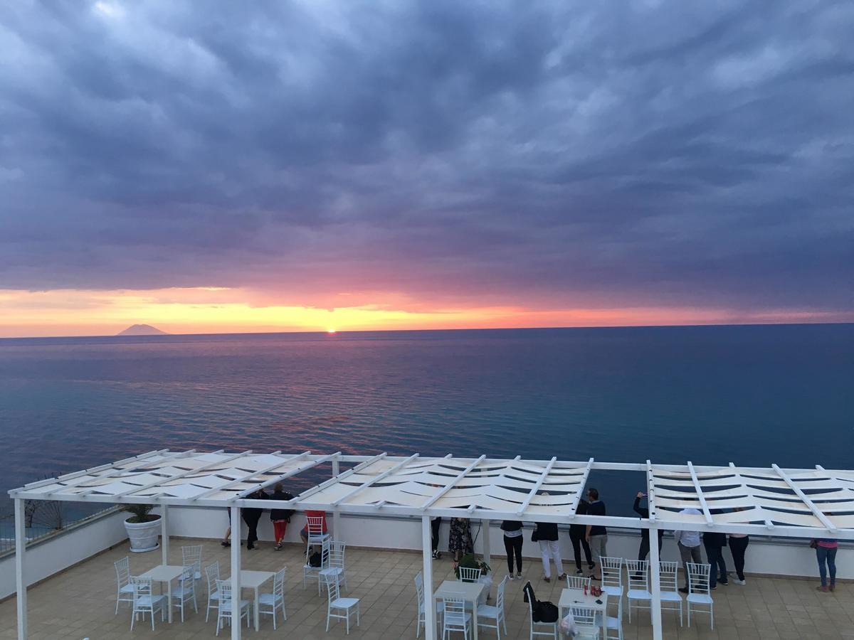 Deluxe Double Room with Balcony and Sea View