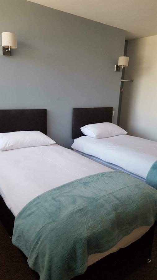 Twin Room with Shower